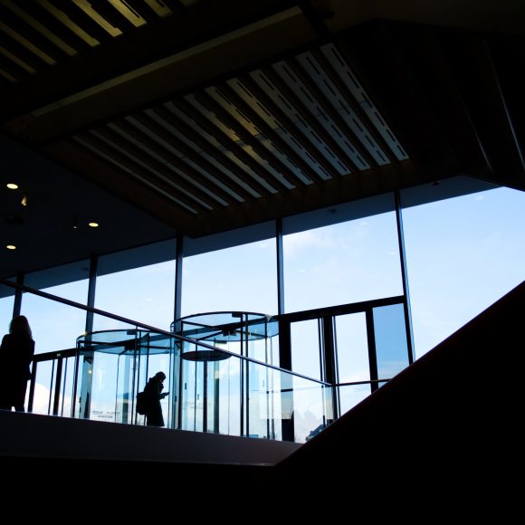 디스플레이 설계 · 제조 전문 회사 J사의 경영권 인수거래 자문